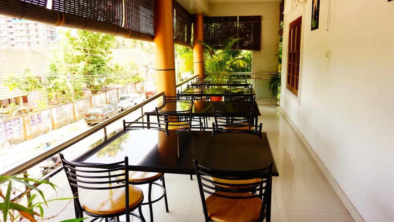 Thayamkery'S Royal Inn Kochi Buitenkant foto