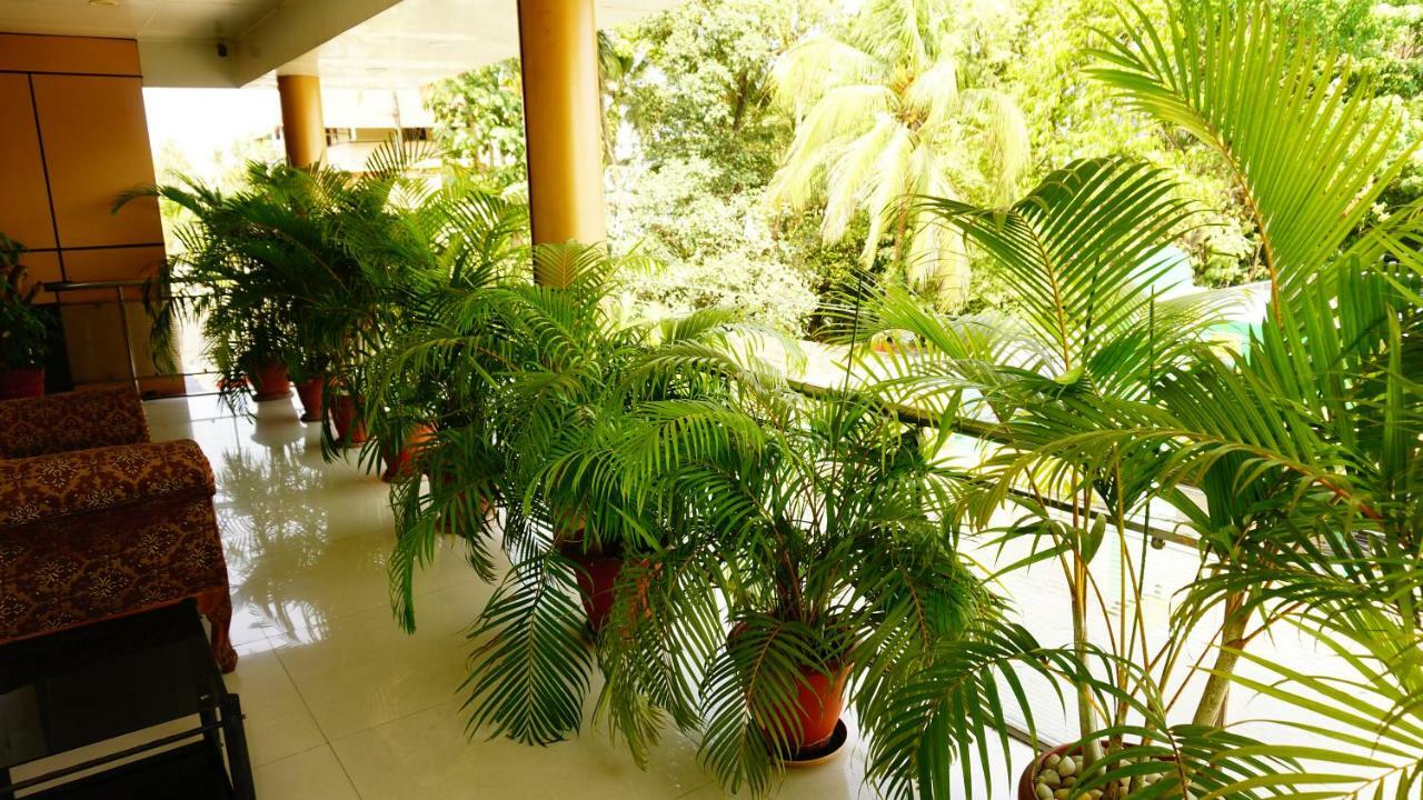 Thayamkery'S Royal Inn Kochi Buitenkant foto